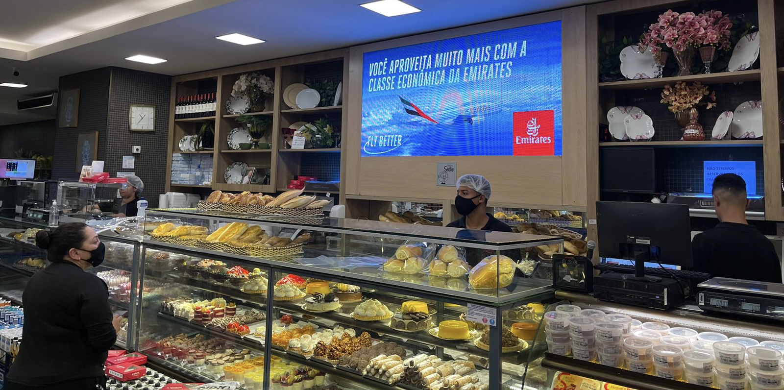 Campanha da Emirates em tela digital Freeooh dentro de padaria premium em São Paulo