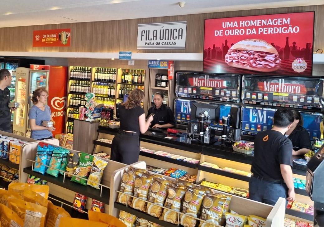Painel digital com campanha Perdigão Ouro no caixa de empório parceiro da Freeooh