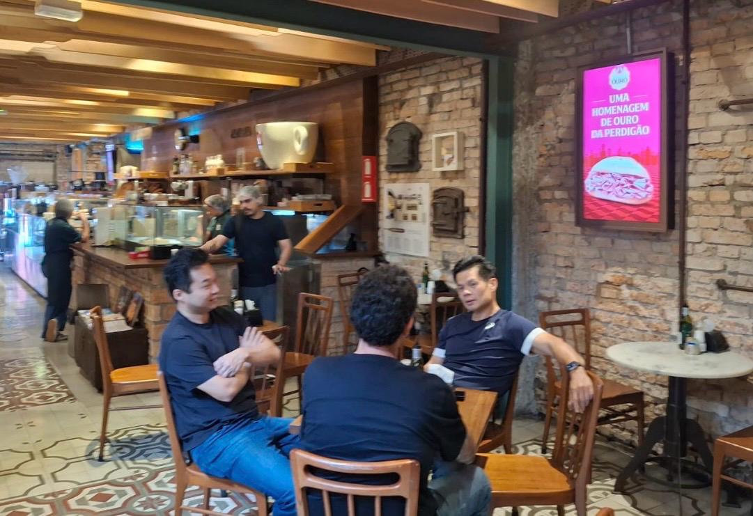 Painel digital vertical com campanha Perdigão Ouro em restaurante parceiro da Freeooh