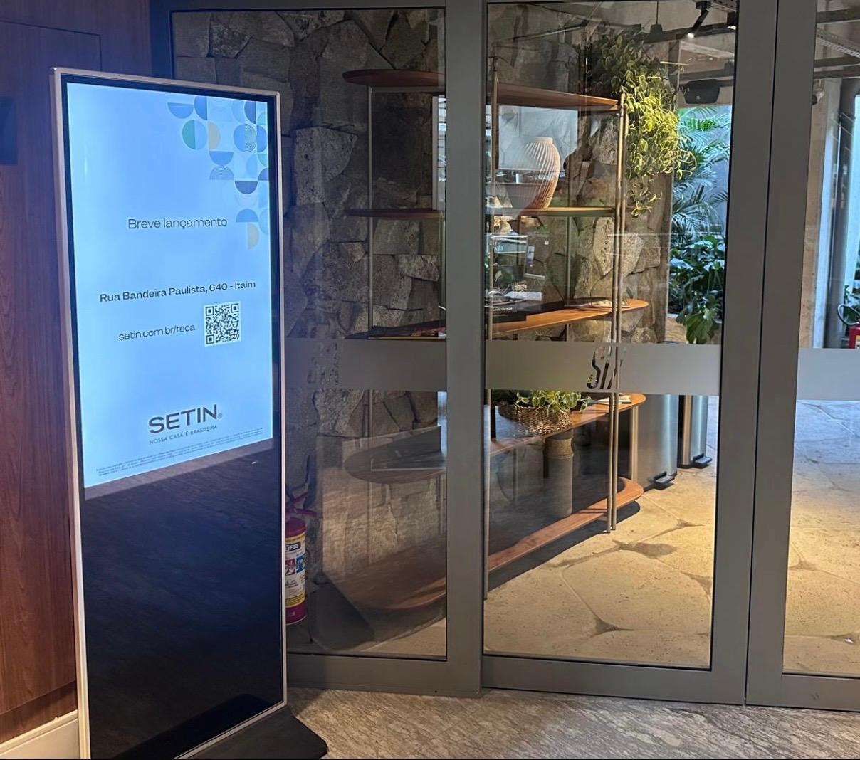 Totem digital com lançamento imobiliário Teça, da Setin, no Itaim Bibi