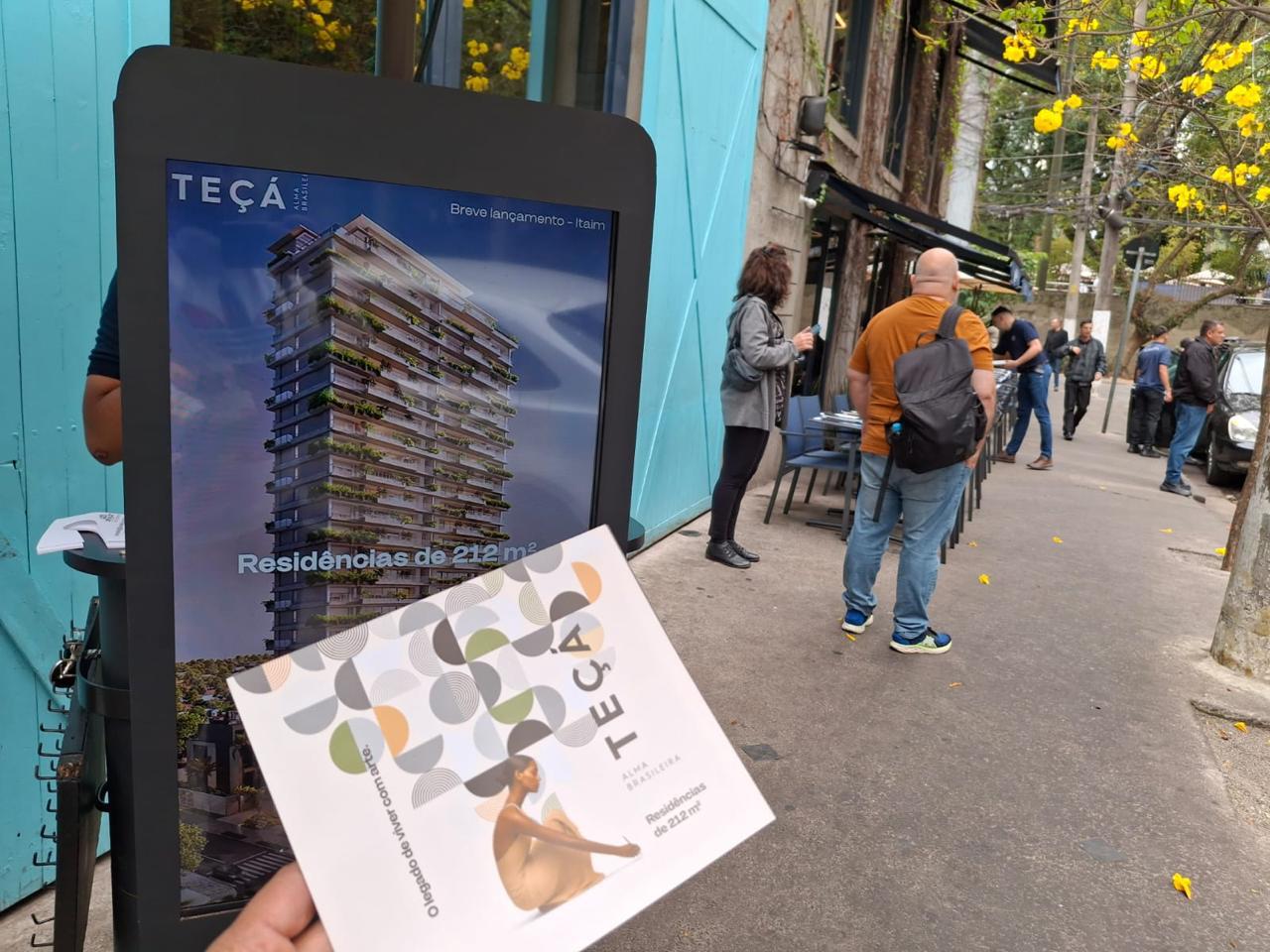 Totem digital com campanha da incorporadora Teçá no Itaim Bibi