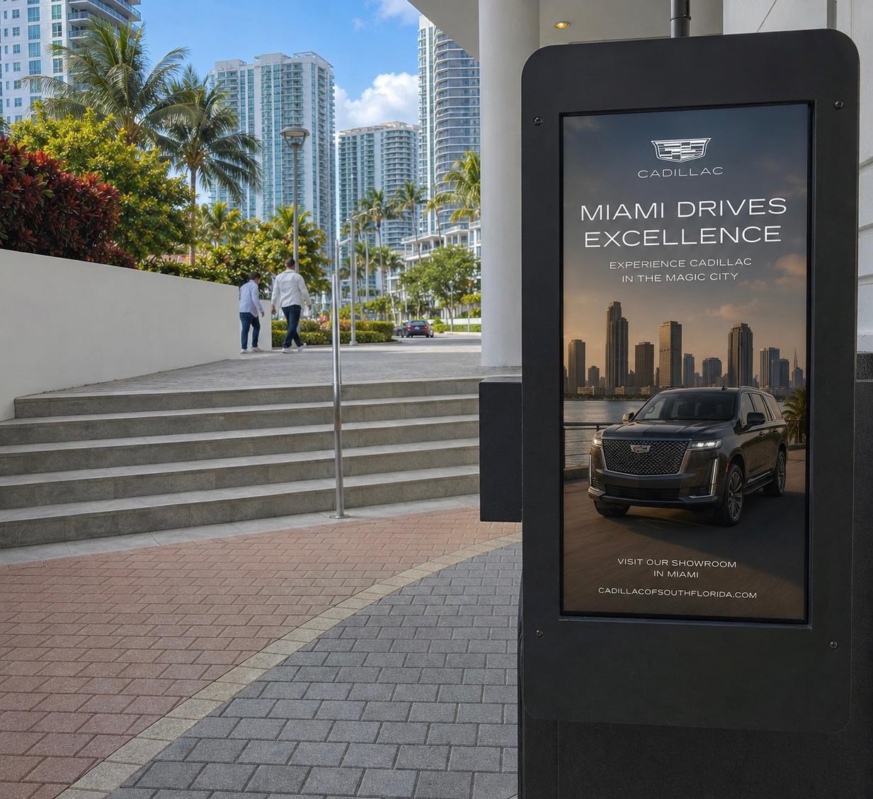 Totem digital Freeooh com campanha da Cadillac diante do skyline de Miami