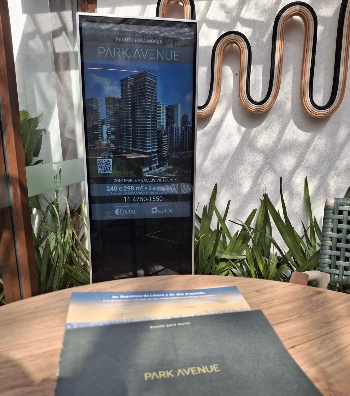 Totem digital da campanha Park Avenue com material impresso